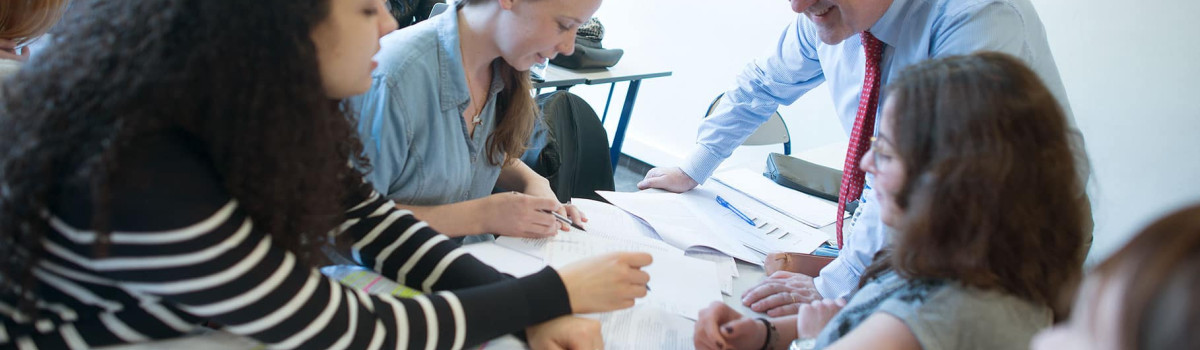 Personnes autour d'un cv chez NEOMA