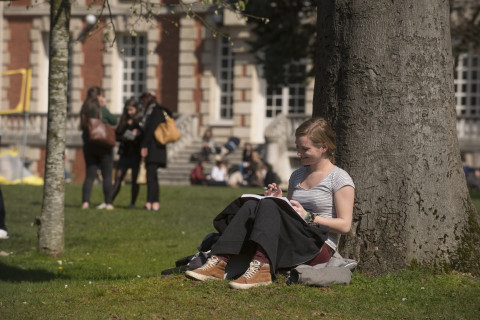 Étudiante dans le parc de NEOMA à Rouen