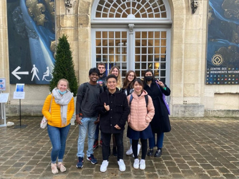 Groupe d'étudiants internationaux de NEOMA participant à une visite guidée dans le centre de Reims