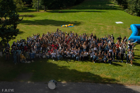Photo de groupe d’étudiants NEOMA Rouen prise lors d’un événement d’intégration sur la pelouse du campus