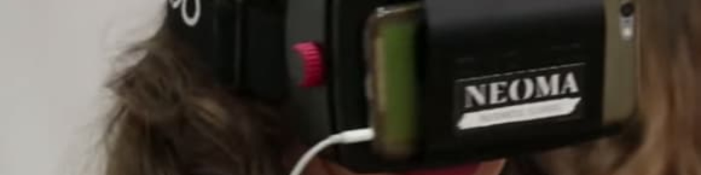 Une étudiante NEOMA avec un casque VR