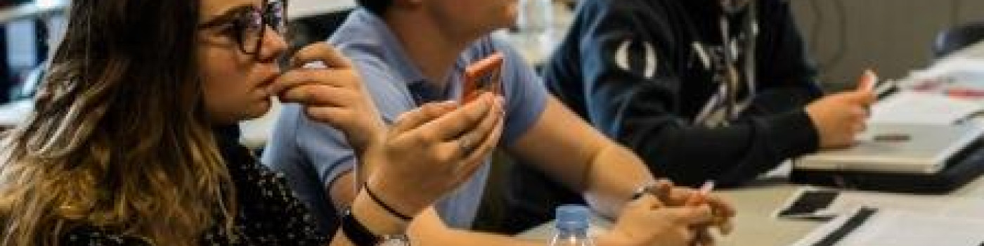 Groupe d’enseignants qui teste des boitiers de vote électronique à NEOMA sur les campus de Reims et de Rouen